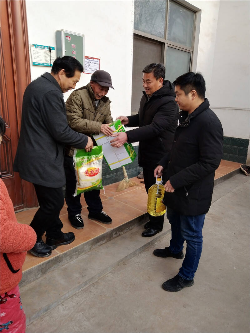 董事長總經(jīng)理親自 慰問貧困戶送暖，扶貧工作